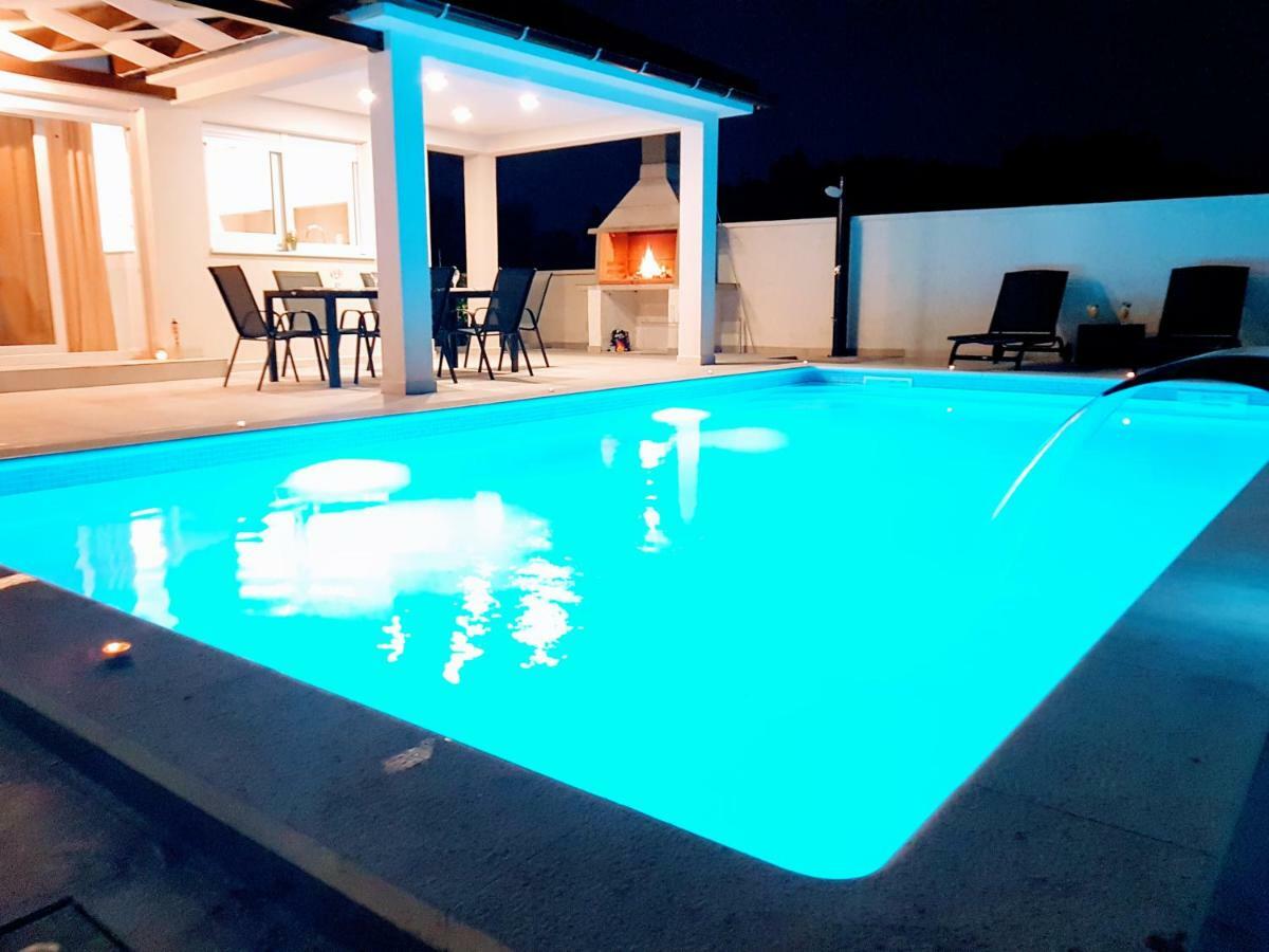 Villas Sabun - Modern House With Heated Pool Privlaka  Buitenkant foto